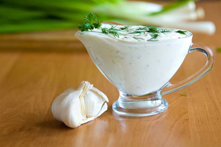 Белый соус для шашлыка с сыром и горчицей