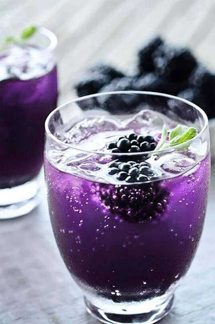 Безалкогольный коктейль с яблочным соком и ежевикой