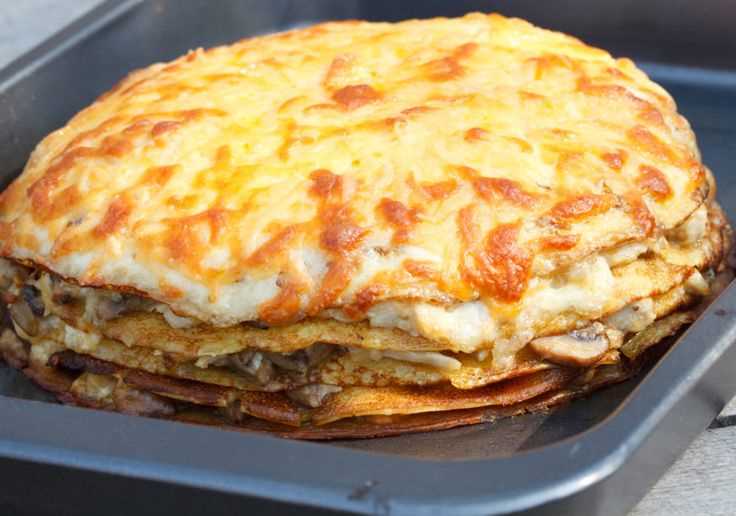 Блинный пирог с соусом бешамель