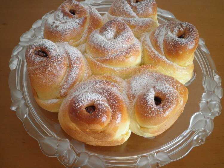 Булочки с сахаром розочки