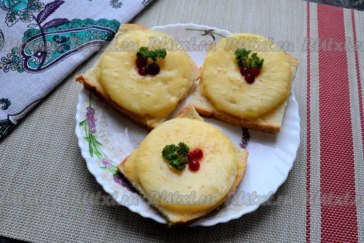 Бутерброды с ананасом и беконом