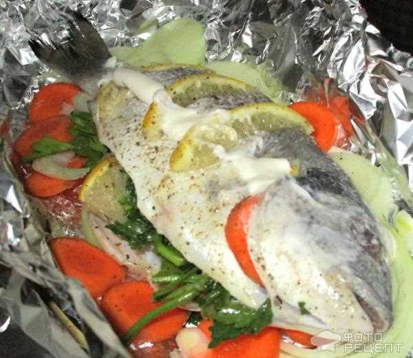 Дорадо запечённая в фольге с луком и лимоном