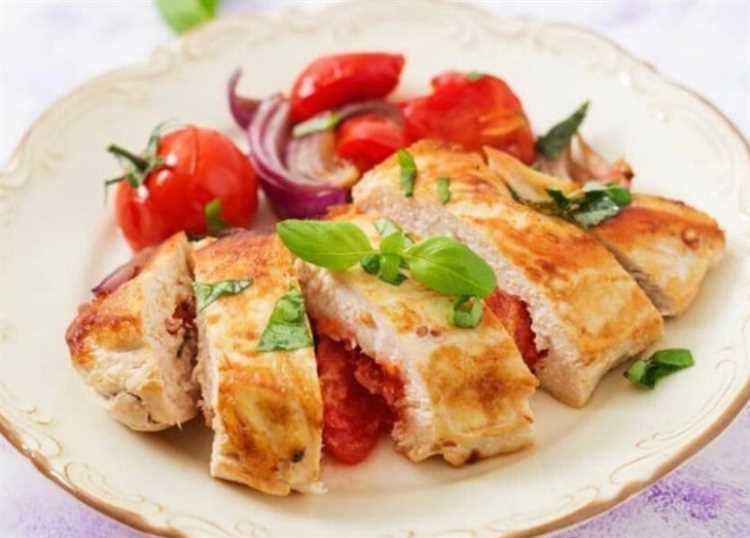 Фаршированные куриные грудки с сыром помидорами и луком