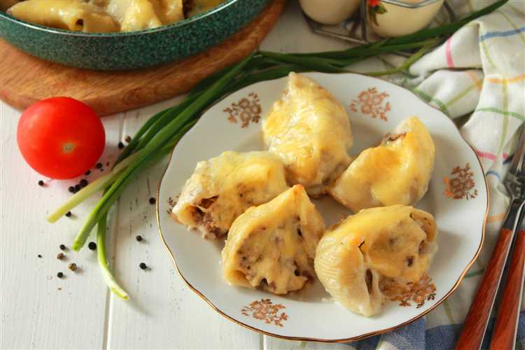 Фаршированные макароны с курицей и грибами