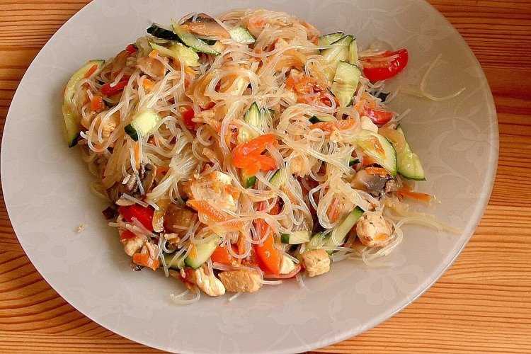 Фунчоза с японским омлетом овощами и грибами