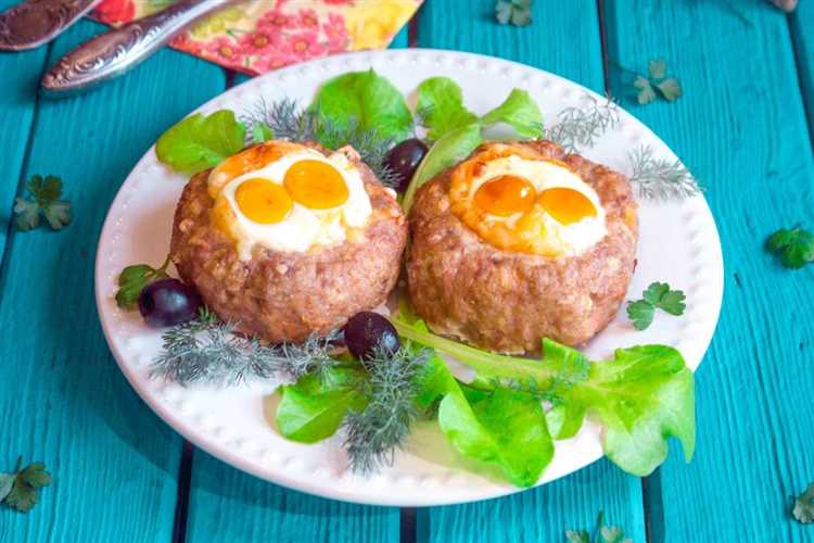 Гнёзда из фарша с сыром и перепелиными яйцами