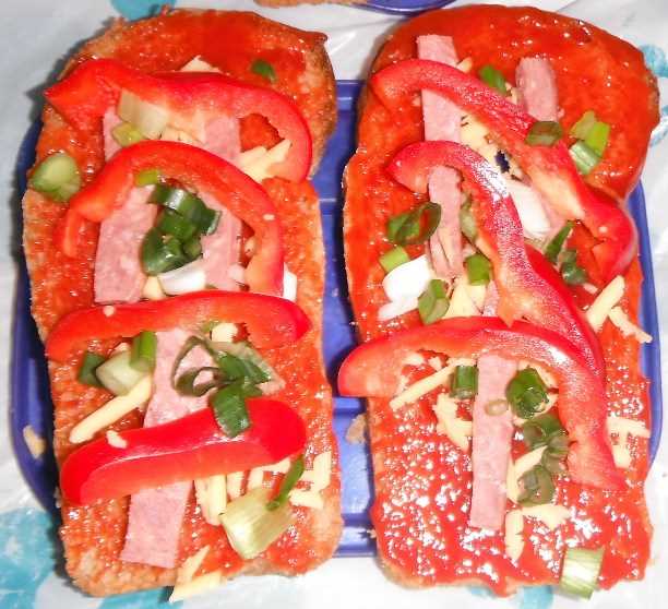 Горячие бутерброды с колбасой и сладким перцем