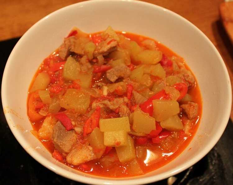 Говядина тушёная с кабачками и помидорами