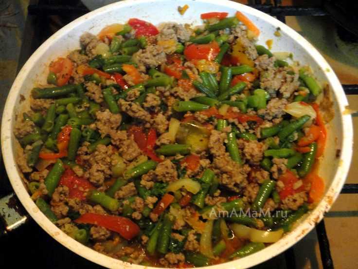 Говяжий фарш с овощами и томатным соусом