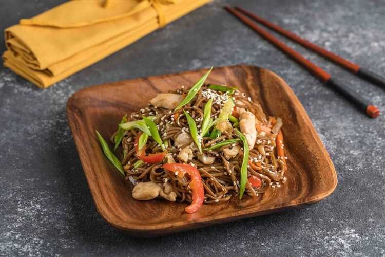 Гречневая лапша с овощами и рыбой