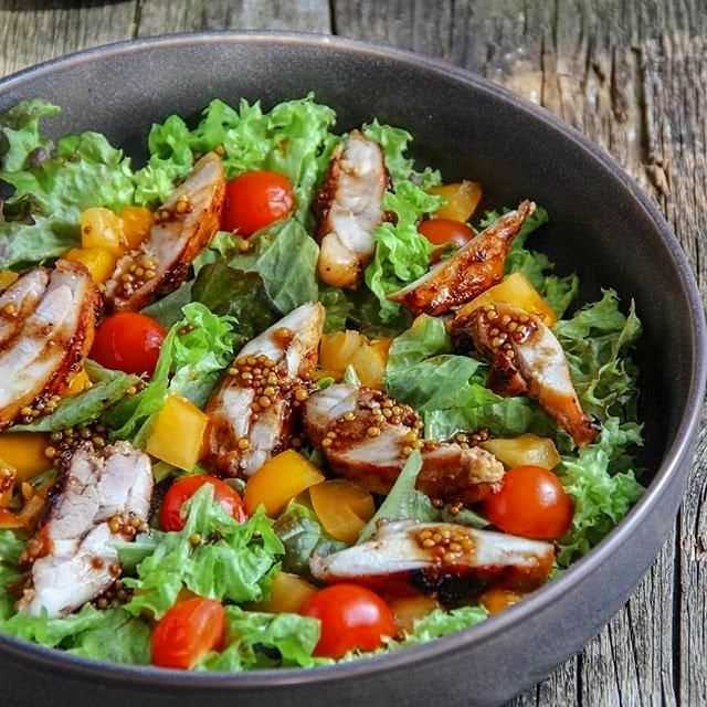 Гриль салат с курицей и овощами