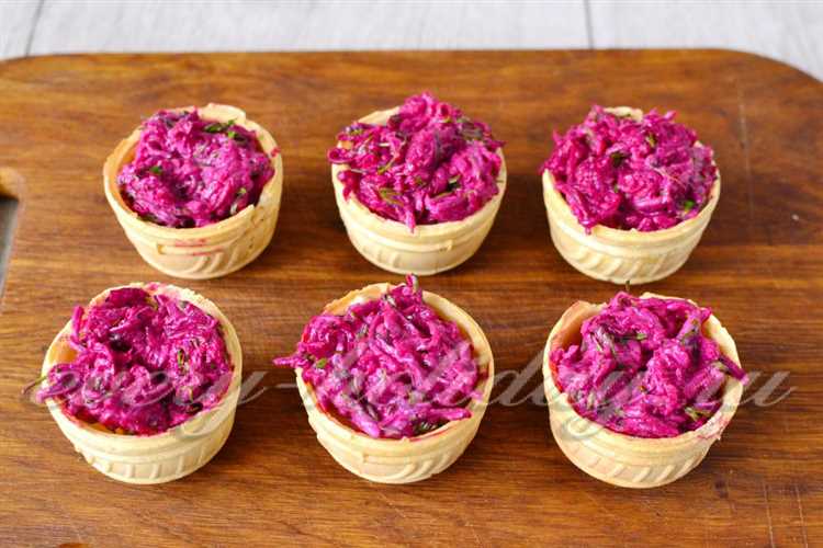 Картофельные тарталетки со свёклой и хреном