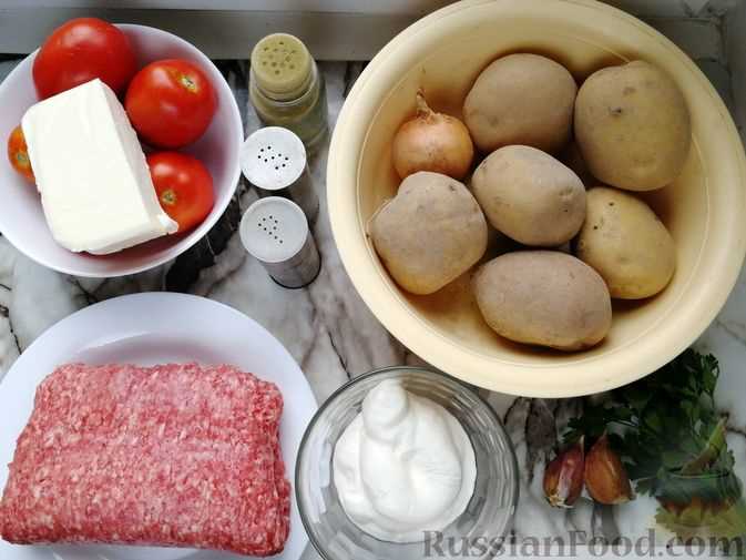 Картошка с фаршем помидорами и сыром в горшочках