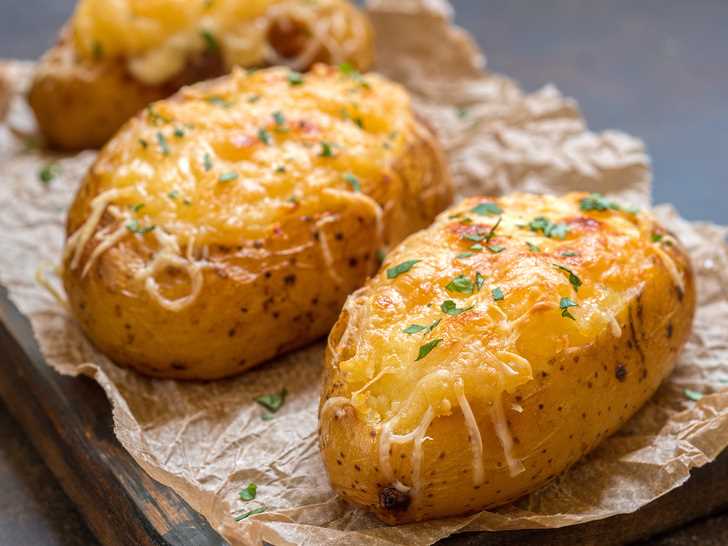 Картошка с сырной корочкой в духовке