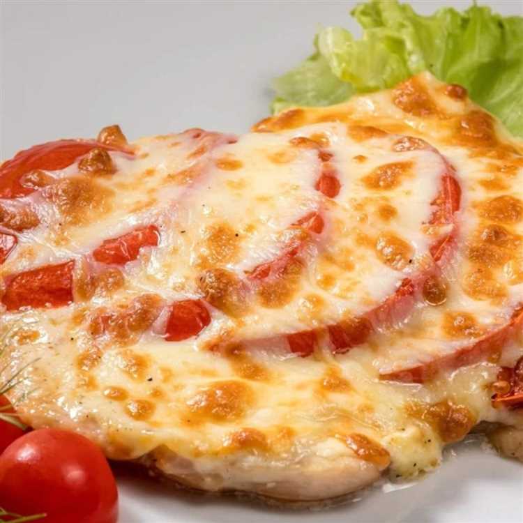 Куриные грудки запечённая с помидорами и сыром
