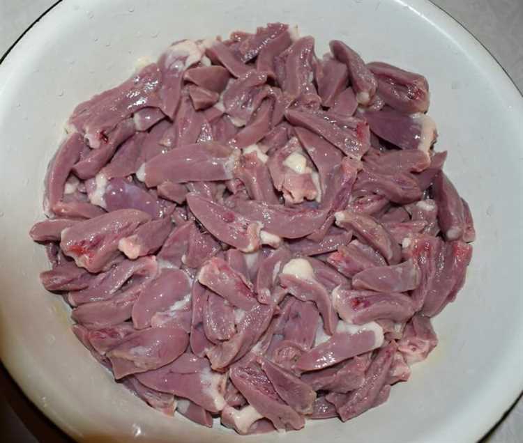 Куриные сердечки тушенные с морковью и луком