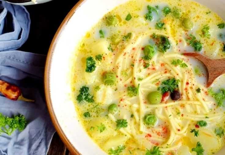 Куриный суп с макаронами и зелёным горошком