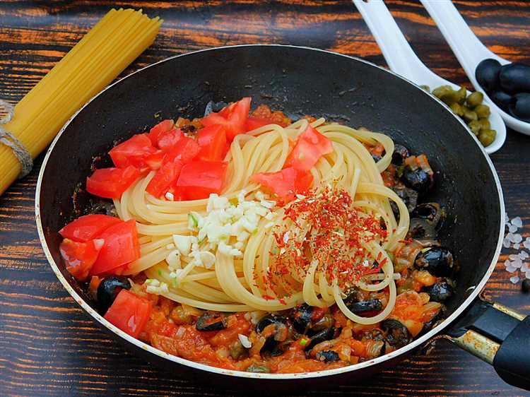 Макароны с мясом на сковороде