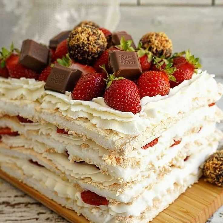 Меренговый торт со сливочным кремом