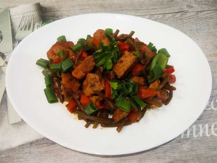 Мясо с чесночными стрелками и соевым соусом