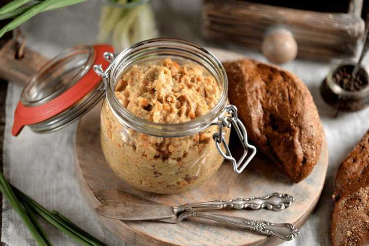 Паштет из селёдки с яйцом и маринованным огурцом