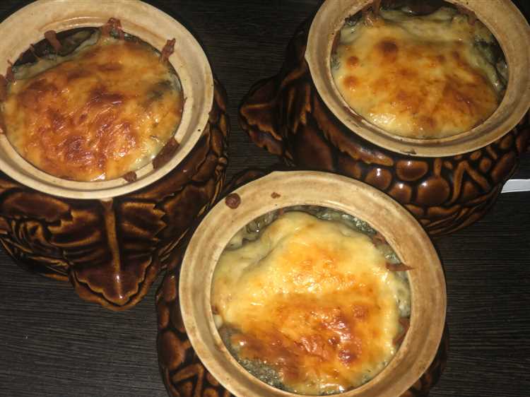 Пельмени в горшочках со сметаной, грибами и сыром