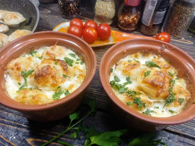 Пельмени в горшочках со сметаной грибами и сыром