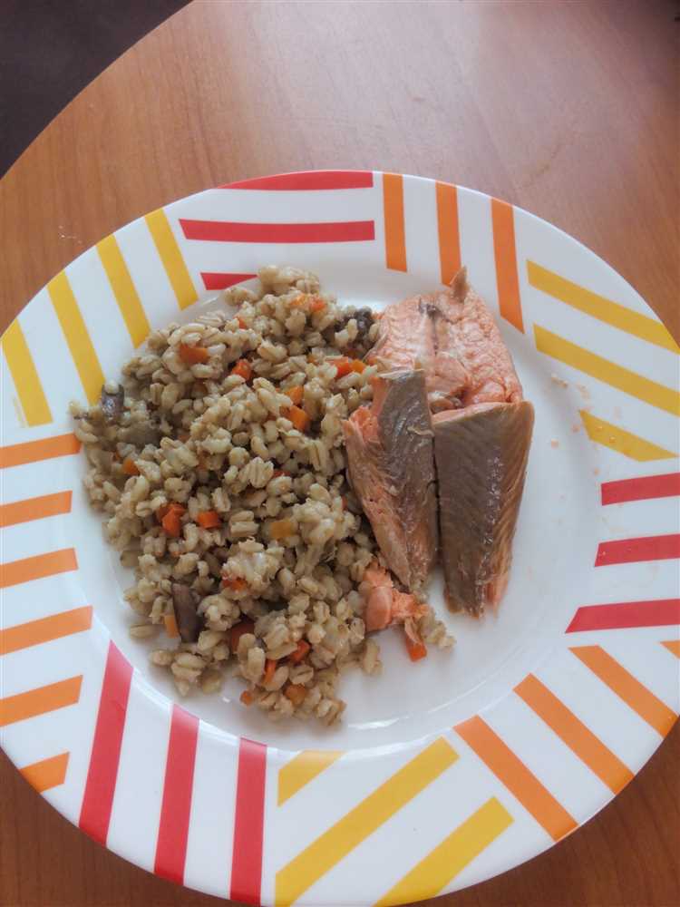 Перловка с овощами и копчёными колбасками