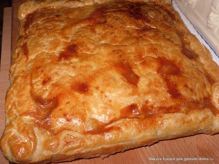 Пирог с курицей и картошкой из слоёного теста