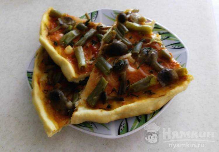 Постная пицца с грибами луком и пряностями