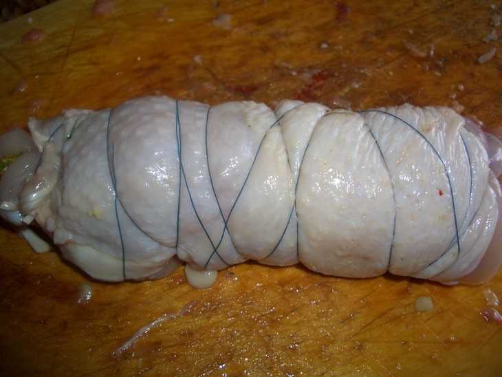 Праздничный рулет из целой курицы