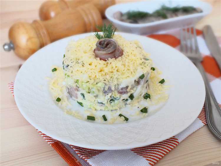 Праздничный салат с селёдкой и клюквой
