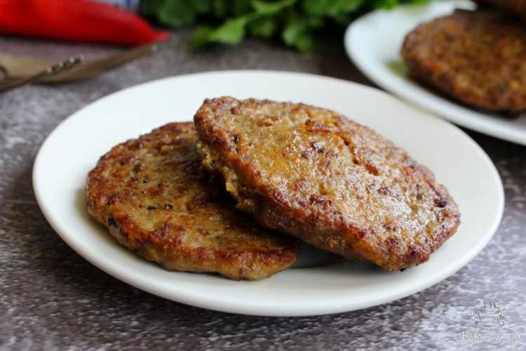 Простые оладьи из говяжьей печени с луком