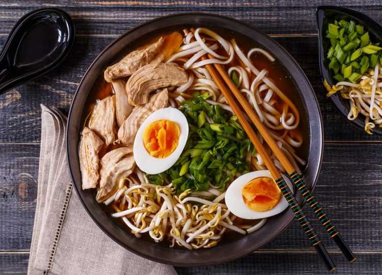 Рамен с курицей и овощами