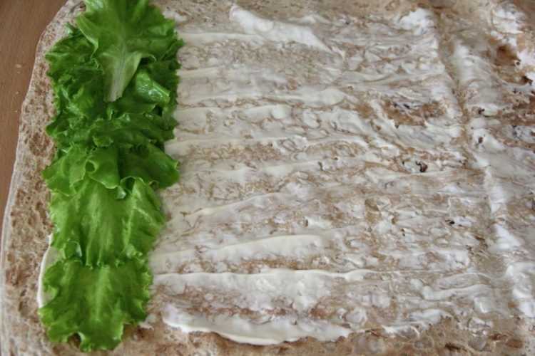 Рулет из лаваша с крабовыми палочками и сметаной