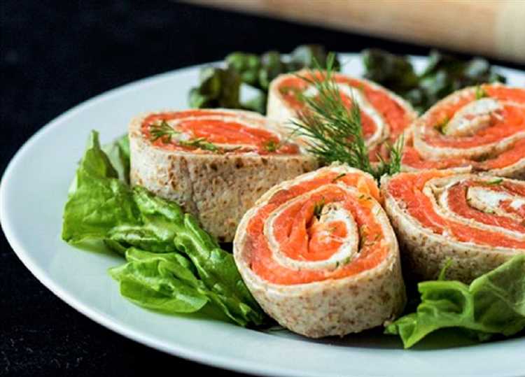 Рулетики из красной рыбы с огурцом и сыром
