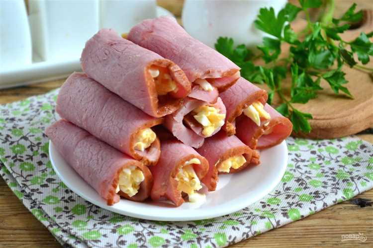Рулетики из ветчины с сыром и оливками