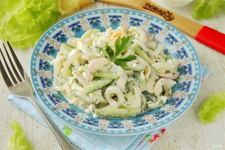 Салат из кальмаров с овощами и яблоком