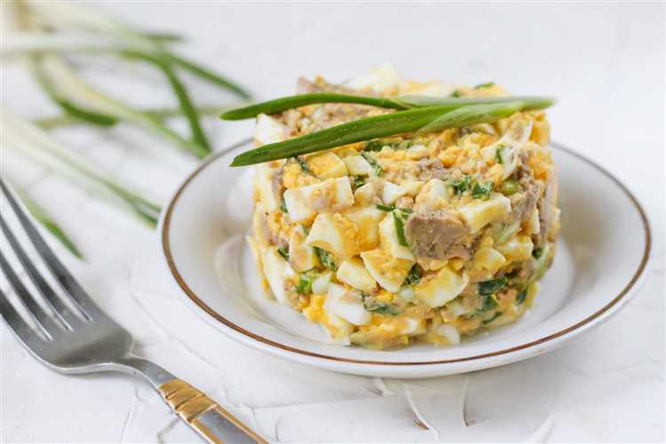 Салат из печени трески с огурцами и яйцами