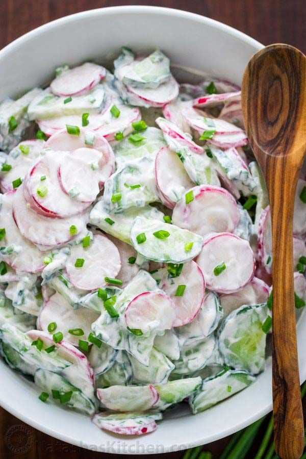 Салат из редиски с яйцом и зелёным луком