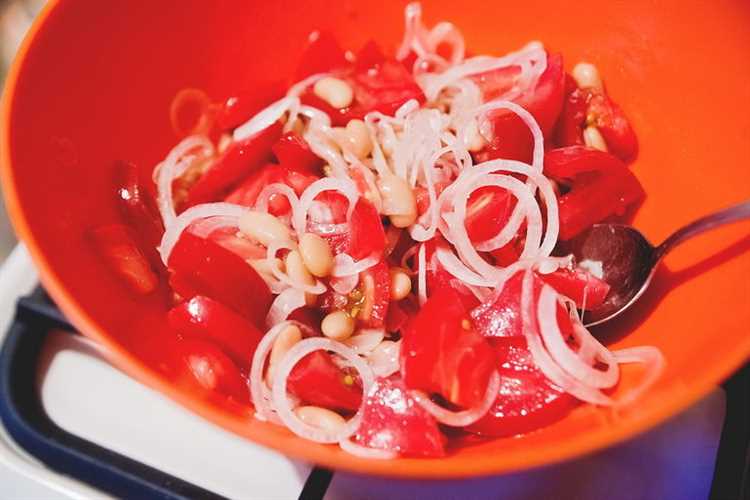 Салат к шашлыку из помидоров и фасоли