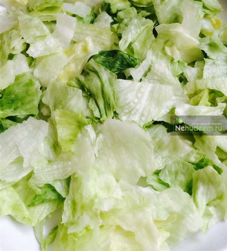 Салат с айсбергом яблоком и сырной заправкой