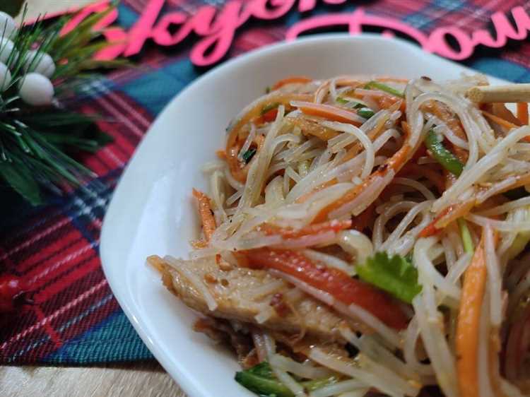 Как красиво подать салат с фунчозой на стол?