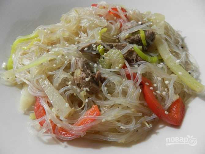 Салат с фунчозой и мясом