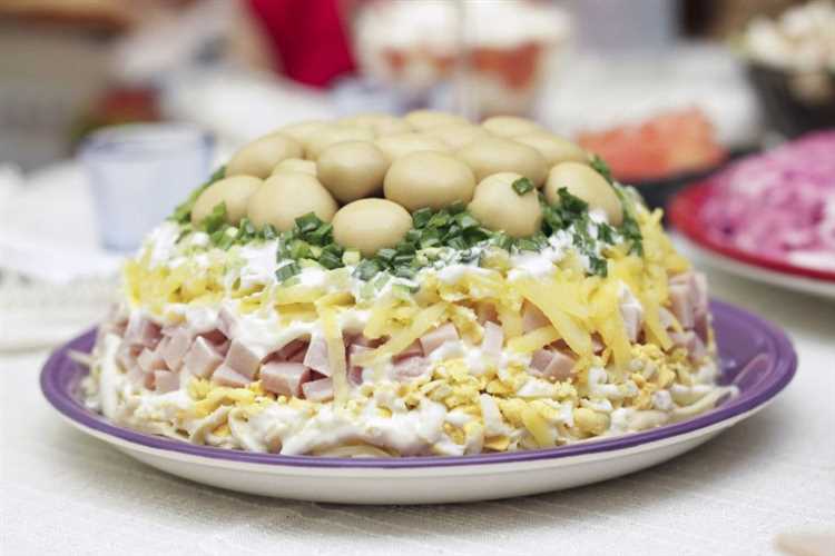 Салат с грибами ветчиной и яйцами