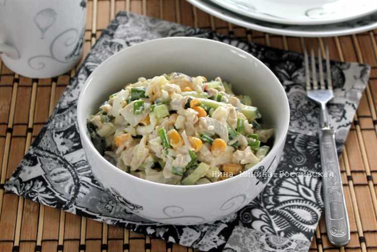 Салат с кальмарами, рисом и яйцами