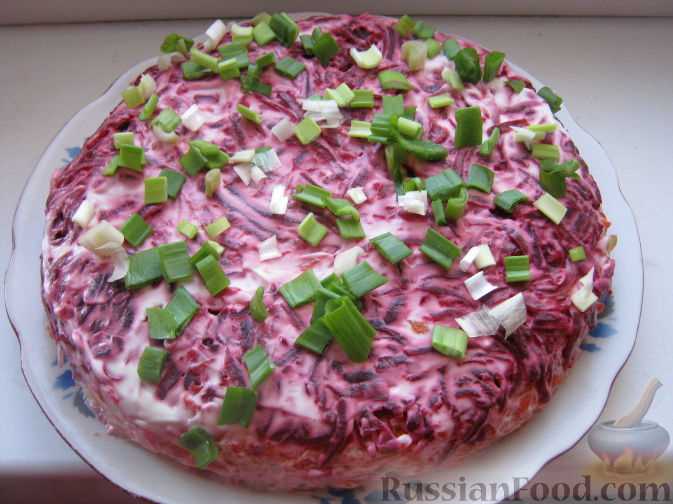Салат с колбасным сыром свёклой и крабовыми палочками