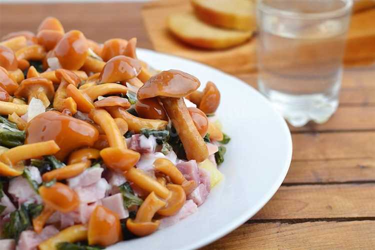 Салат с колбасой и жареными грибами