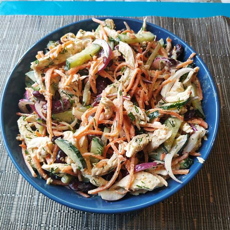 Салат с копчёной курицей корейской морковью и авокадо