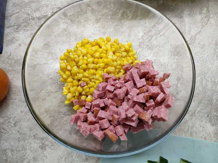 Салат с кукурузой колбасой и сухариками